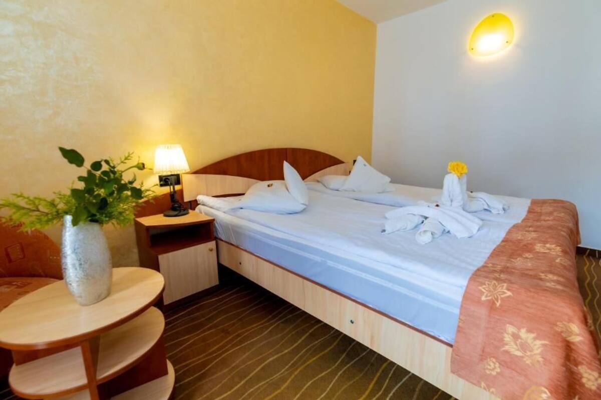 In-room safe, soundproofing, iron/ironing board, free WiFi