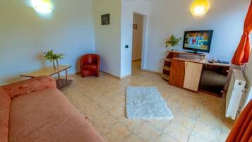 Suite, Balcony, Sea View | Living area