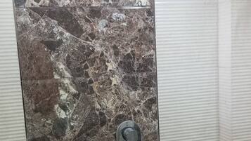 Een douche, een bidet, handdoeken, zeep