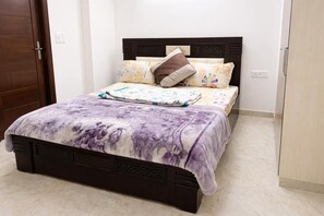 2 bedrooms, Internet, bed sheets - 2-bedroom apartment in West Delhi partment with AC (Delhi)