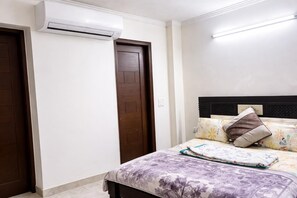 2 bedrooms, Internet, bed sheets - 2-bedroom apartment in West Delhi partment with AC (Delhi)