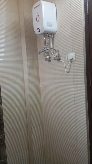 Shower, bidet, towels, soap - 2-bedroom apartment in West Delhi partment with AC (Delhi)