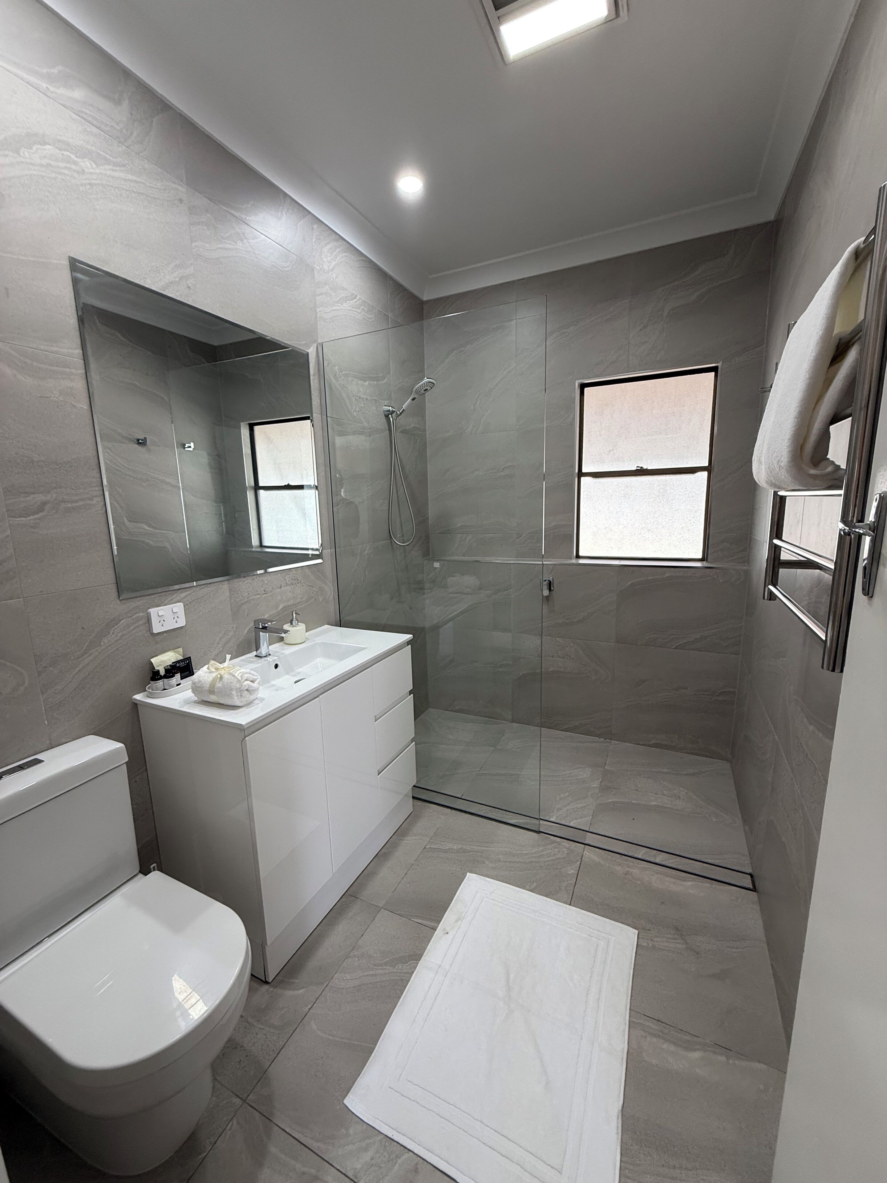 Douche, serviettes fournies, savon, papier de toilette