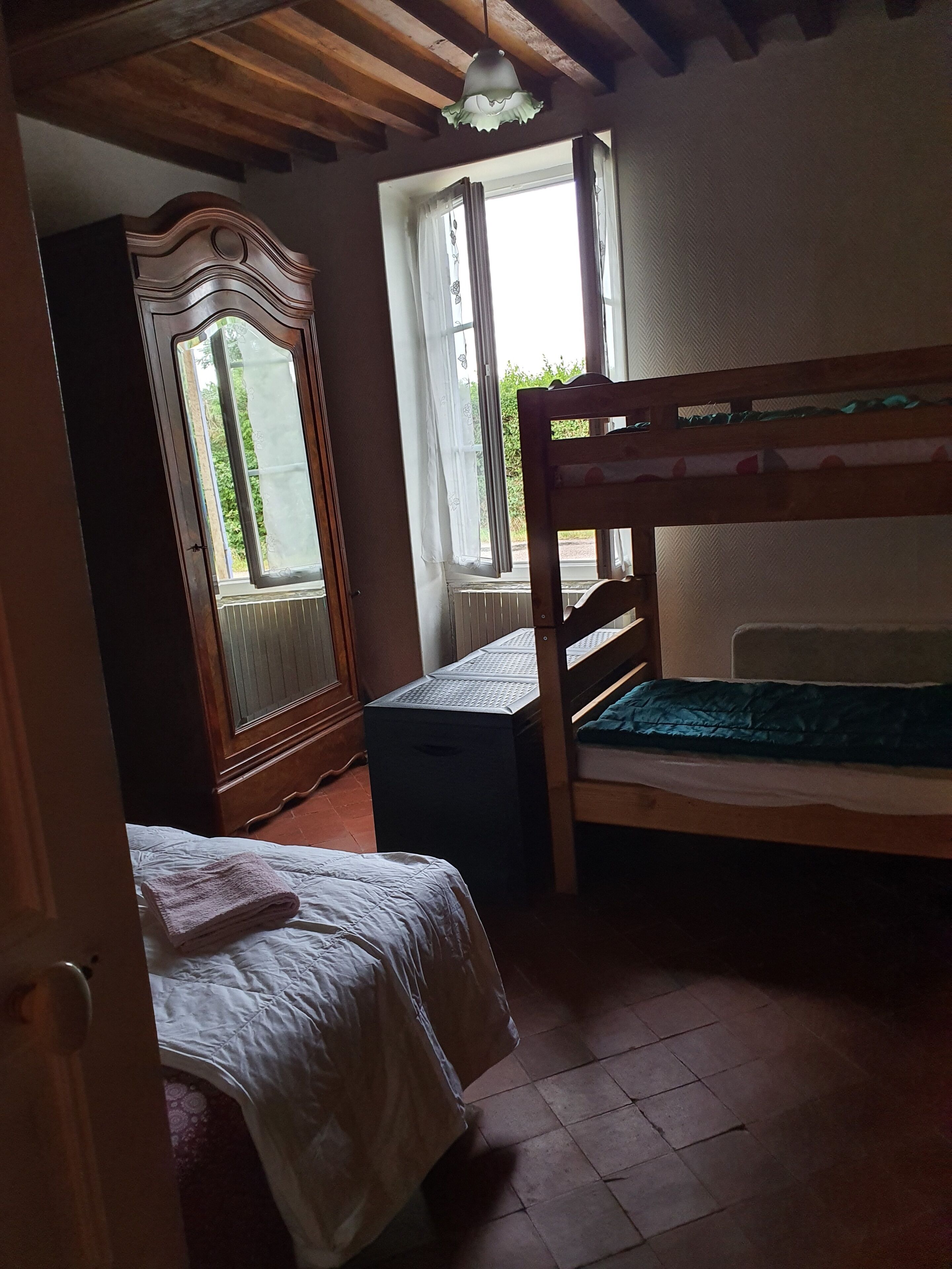 Iron/ironing board, bed sheets