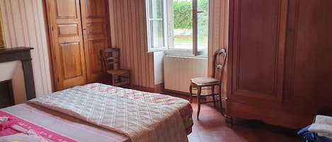 Iron/ironing board, bed sheets
