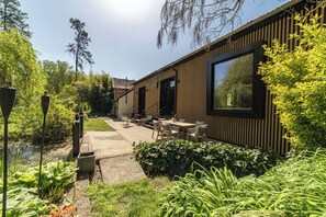 Outdoor dining - Vrbo Property (Saint-Clair-de-la-Tour)