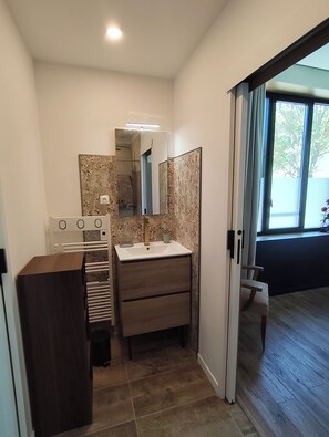 Bathroom - Vrbo Property (Saint-Clair-de-la-Tour)