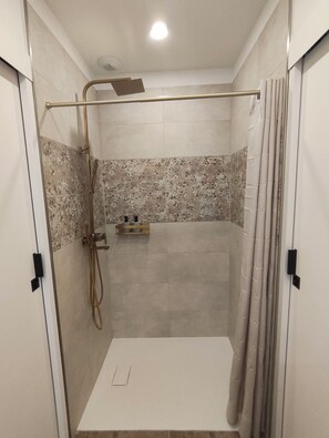 Bathroom - Vrbo Property (Saint-Clair-de-la-Tour)