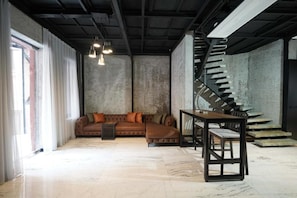 Royal Suite, City View | Living area | TV - Monev Suites (İstanbul)
