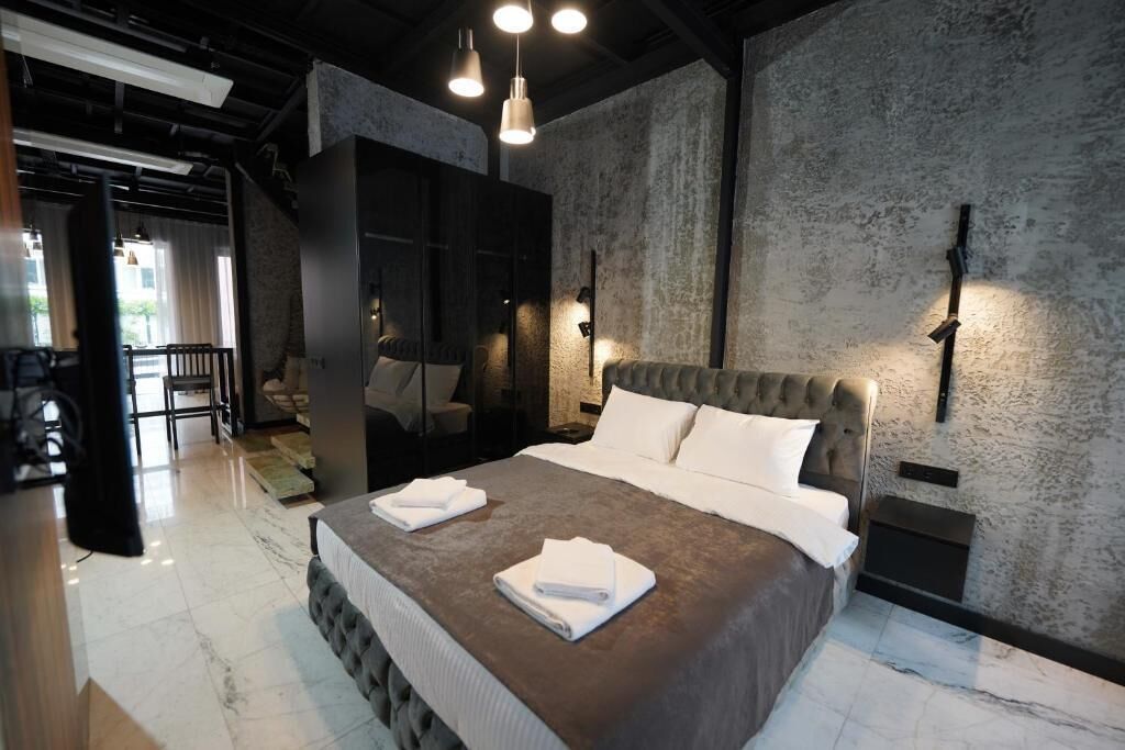 Business Suite, City View | Desk, free WiFi