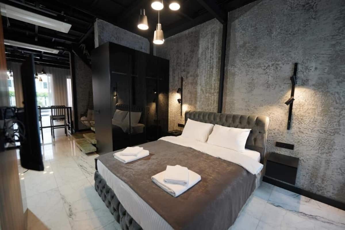 Business Suite, City View | Desk, free WiFi