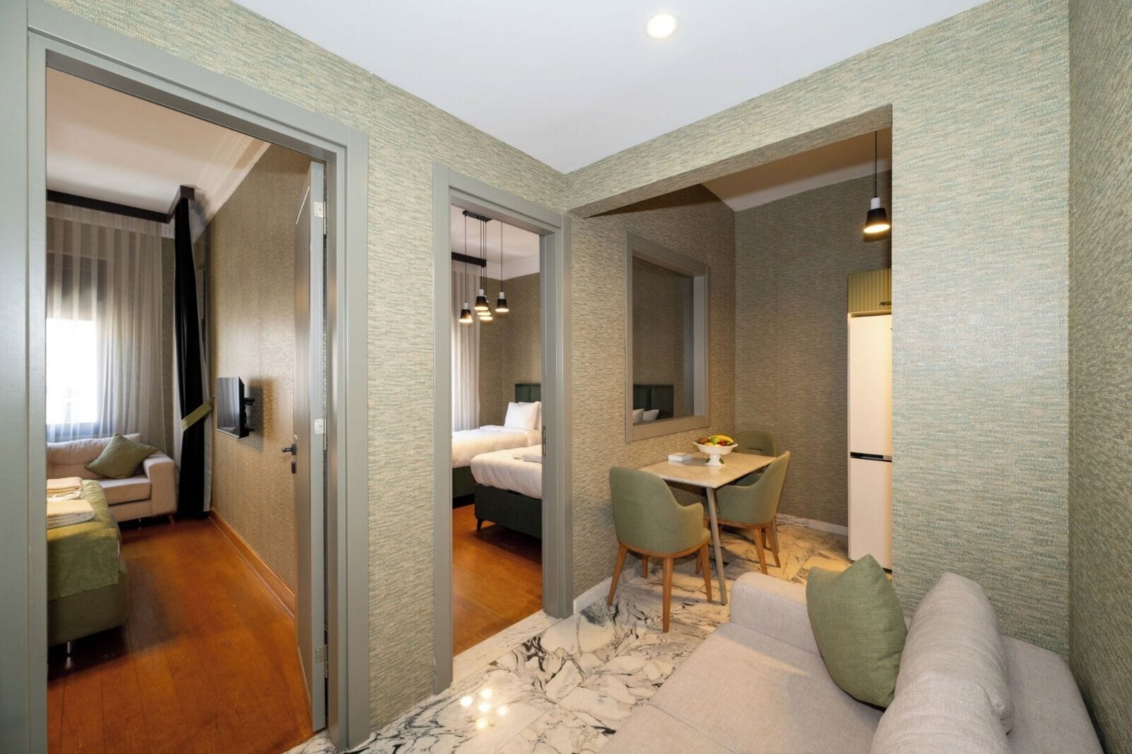 Deluxe Two Bedroom Suite 2+0 | Bàn, truy cập Internet không dây miễn phí 