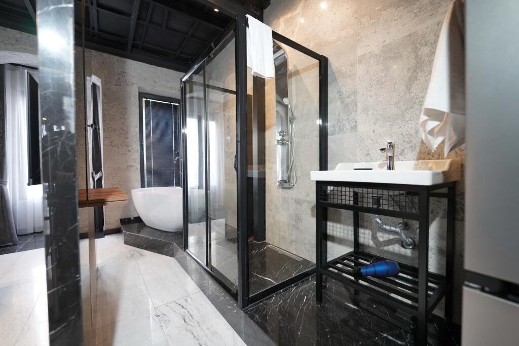 Separate bathtub and shower, free toiletries, hair dryer, slippers