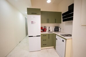 Refrigerador, microondas, utensilios de cocina
