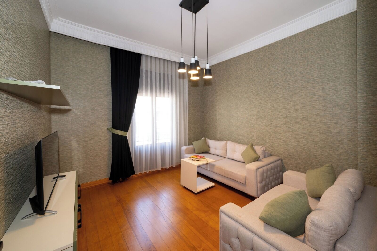 Deluxe One Bedroom Suite 1+1 | Bàn, truy cập Internet không dây miễn phí 