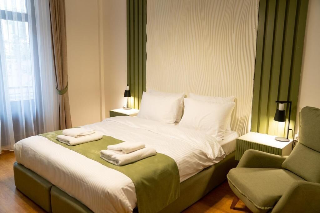 Studio Suite, City View | Desk, free WiFi