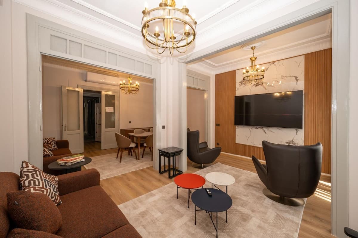 Annex King Three Bedroom Suite | Área de sala de estar | Televisión