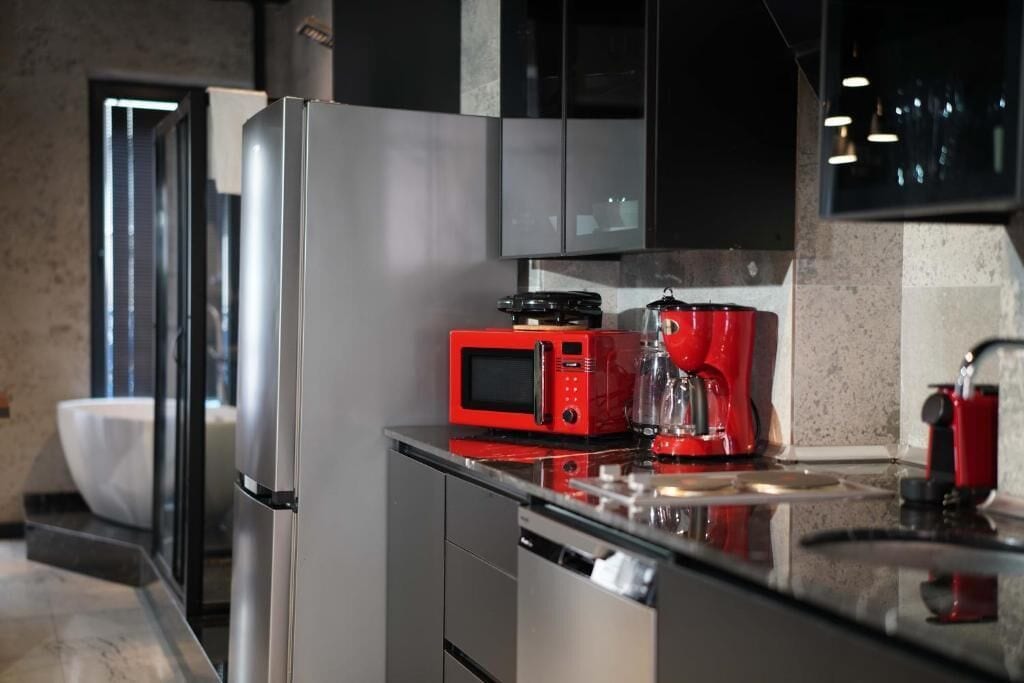 Business Suite, City View | Private kitchen | Fridge, microwave, cookware/dishes/utensils