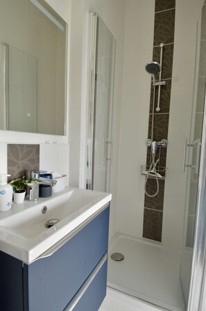 Bathroom - "The Quiet Nest," a Cozy Studio by the Sea (Langrune-sur-Mer)