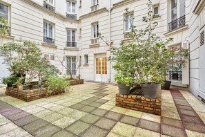 Exterior - Charming apartment in the center of Paris (Paris)
