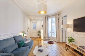 Smart TV, offices - Charming apartment in the center of Paris (Paris)