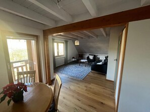 TV - Apartment with Vineyard View, Balcony, and Wi-Fi (Eichstetten am Kaiserstuhl)