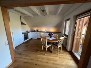 Dining - Apartment with Vineyard View, Balcony, and Wi-Fi (Eichstetten am Kaiserstuhl)