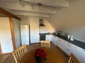 Fridge, oven, stovetop, dishwasher - Apartment with Vineyard View, Balcony, and Wi-Fi (Eichstetten am Kaiserstuhl)