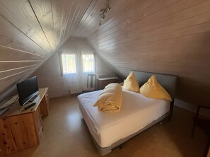 Iron/ironing board, WiFi, bed sheets - Apartment with Vineyard View, Balcony, and Wi-Fi (Eichstetten am Kaiserstuhl)