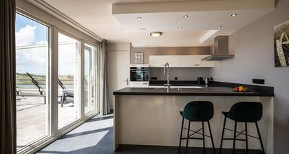 Penthouse Ostrea 60 – Sea View, Private Terrace and Elevator