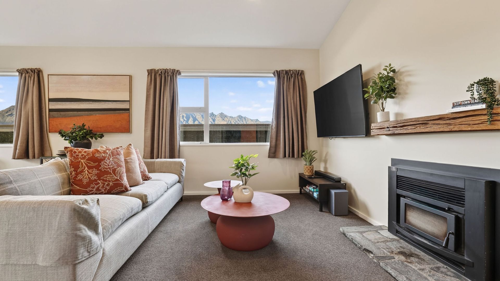Smart TV, fireplace