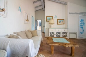TV - Cozy and bright 80 square meters apartment, perfect for four people, located on the first floor of a condominium with a swimming pool (no elevator).The property is located in Liscia di Vacca, a short distance from Porto Cervo, reachable by car or public  (Liscia di Vacca)
