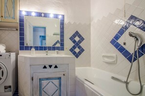 Shower, towels - Cozy and bright 80 square meters apartment, perfect for four people, located on the first floor of a condominium with a swimming pool (no elevator).The property is located in Liscia di Vacca, a short distance from Porto Cervo, reachable by car or public  (Liscia di Vacca)