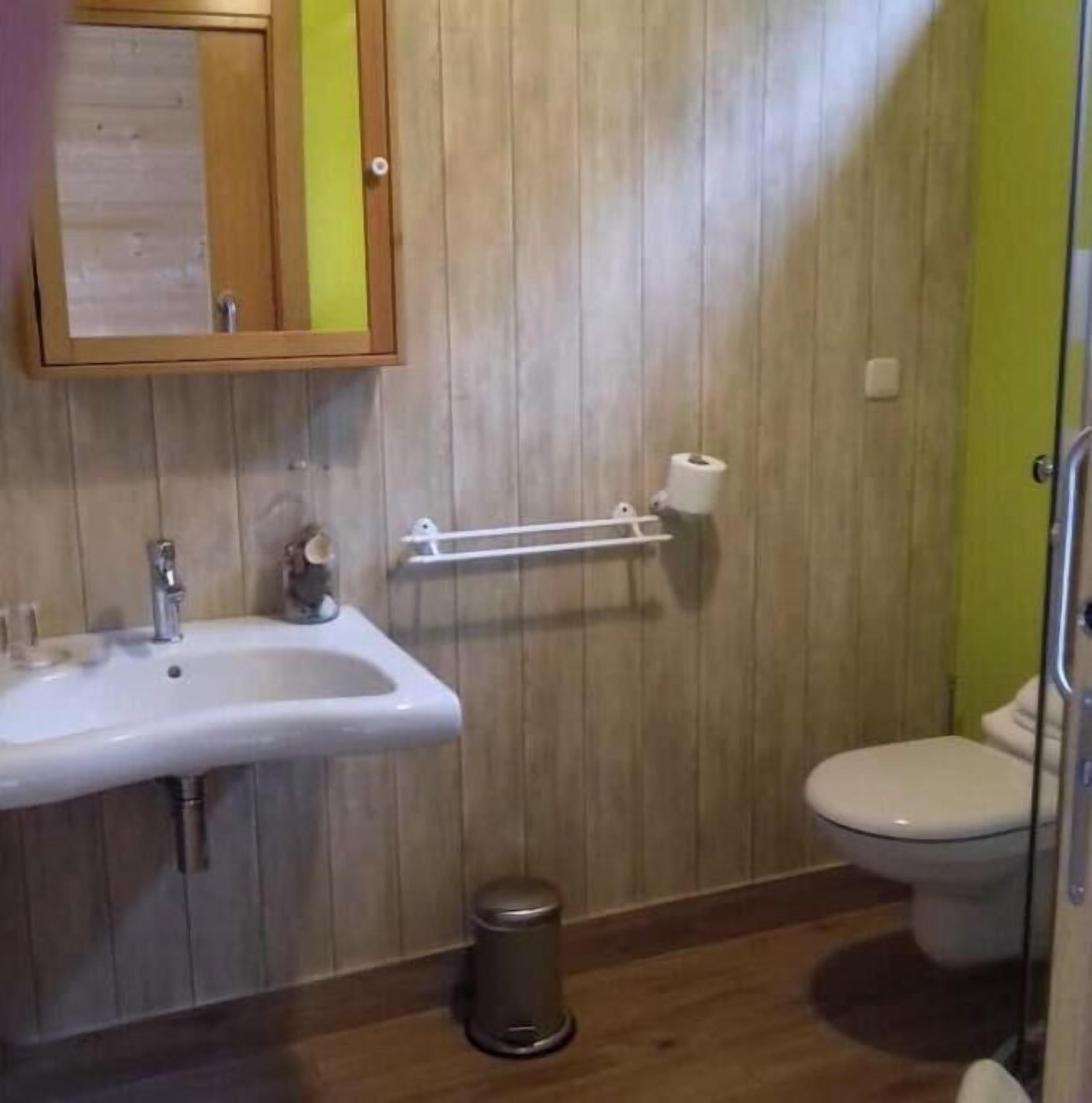 Douche, sèche-cheveux, serviettes fournies, savon