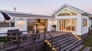 Outdoor dining - The Shack- Family-friendly luxury coastal cottage (Manyana)