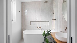 Shower, hair dryer, towels - The Shack- Family-friendly luxury coastal cottage (Manyana)