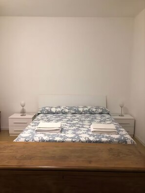 A bedroom with a bed, two bedside tables, and a nightstand. - House Laguna Venice Garden, balconies, beach, families, bike, Venice, bus (Lido)