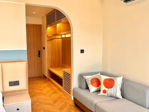 Ein modernes Interieur mit einer Couch, einer Bank und einem Holzkabinett.