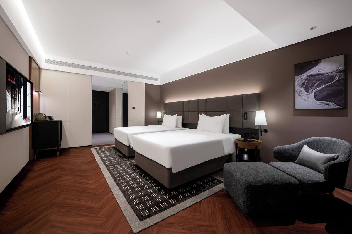 Kamar Twin | Seprai premium, selimut bulu angsa, busa memori, dan minibar gratis