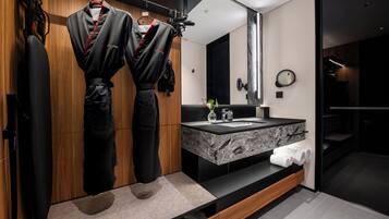 Single Room | Bathroom | Free toiletries, hair dryer, towels, shampoo