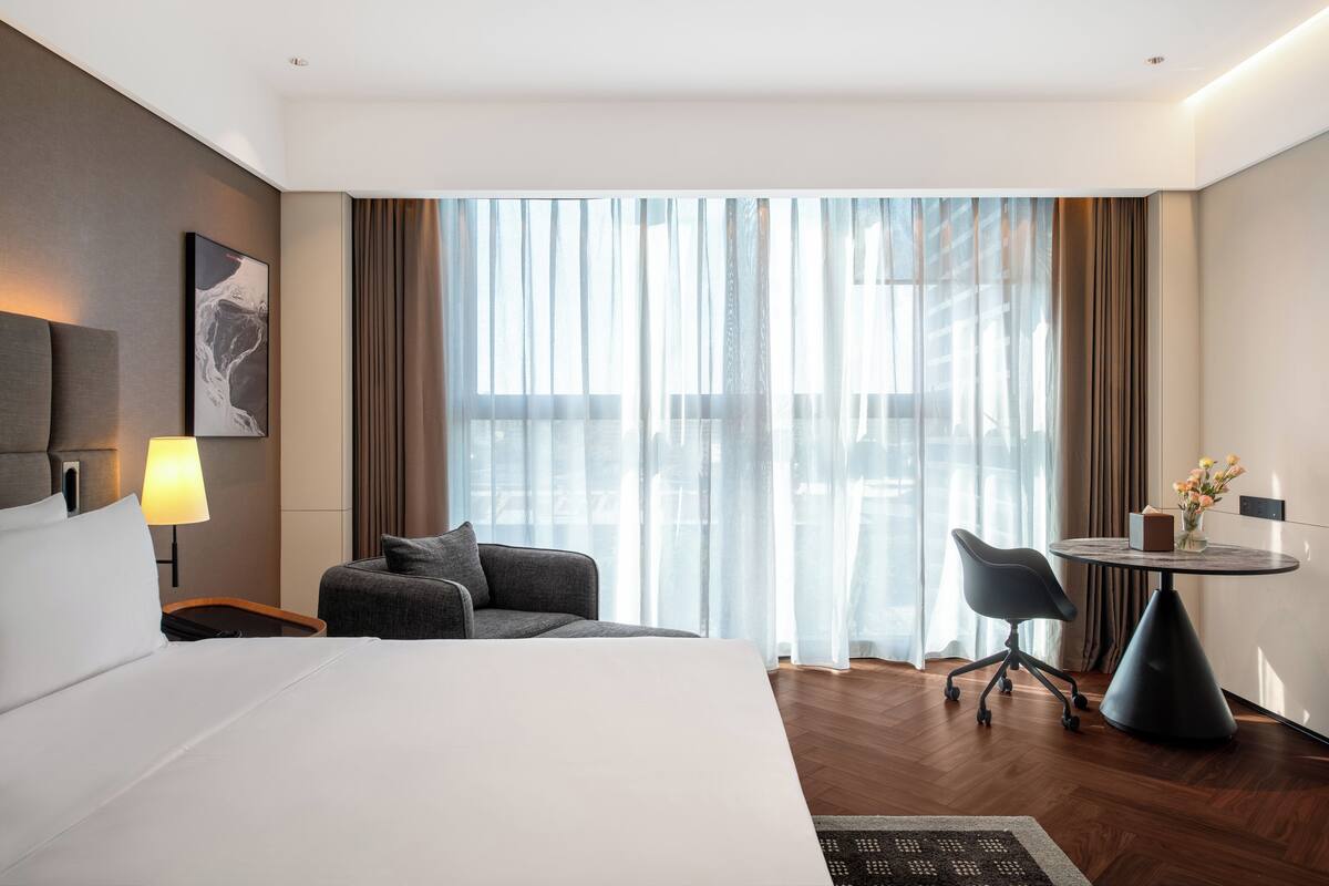 Kamar Single | Seprai premium, selimut bulu angsa, busa memori, dan minibar gratis