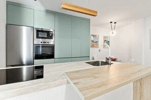 Fridge, microwave, oven, stovetop - Casa junto al mar con patio andaluz, piscina compartida y Wi-Fi en primera línea de playa (Marbella)