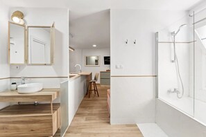 Shower, towels - Casa junto al mar con patio andaluz, piscina compartida y Wi-Fi en primera línea de playa (Marbella)