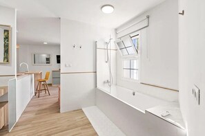 Shower, towels - Casa junto al mar con patio andaluz, piscina compartida y Wi-Fi en primera línea de playa (Marbella)