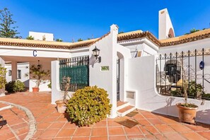 Exterior - Casa junto al mar con patio andaluz, piscina compartida y Wi-Fi en primera línea de playa (Marbella)