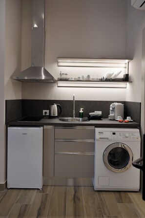 Fridge, stovetop, espresso maker, electric kettle - Cosmos Luxury Studio Suites (Tiranë)