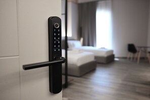 Deluxe Studio Suite, 2 Twin Beds | Laptop workspace, blackout drapes, soundproofing, iron/ironing board