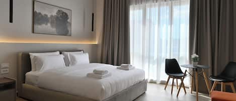 Deluxe Studio Suite, 1 King Bed | Laptop workspace, blackout drapes, soundproofing