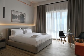 Laptop workspace, blackout drapes, soundproofing, iron/ironing board - Cosmos Luxury Studio Suites (Tiranë)