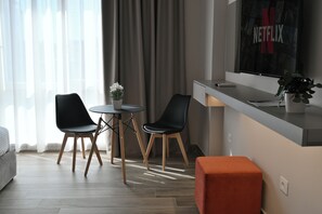 Deluxe Studio Suite, 1 King Bed | Interior